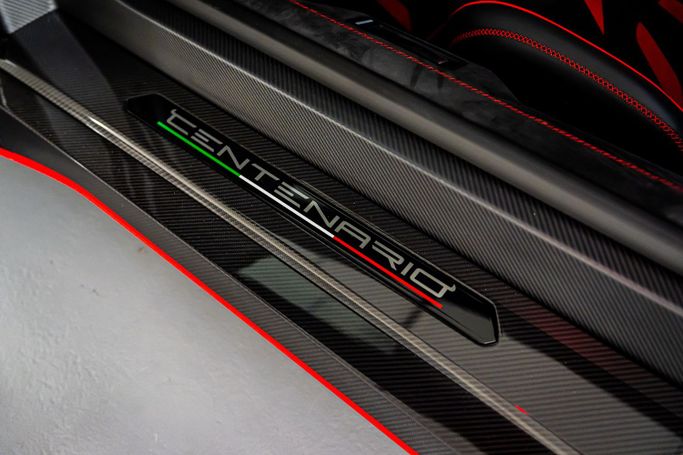 جديدة Lamborghini Centenario I, 6.5 l, 2017 في في دبي، اللون أسود. المواصفات الأوروبية | AUTO.AE