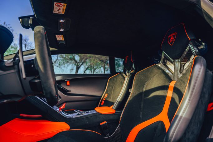 Lamborghini Huracán I, 2022 родстер спорт класса в Дубае от POF RENTAL черный цвет | AUTO.AE