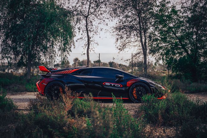 Lamborghini Huracán I, 2022 родстер спорт класса в Дубае от POF RENTAL черный цвет | AUTO.AE