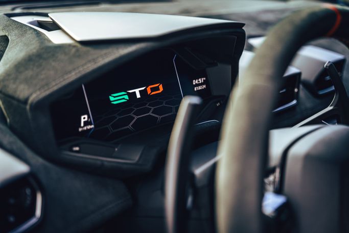Lamborghini Huracán I, 2022 родстер спорт класса в Дубае от POF RENTAL черный цвет | AUTO.AE