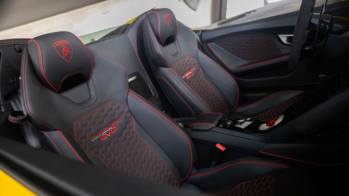 Lamborghini Huracán I, 2022 родстер спорт класса в Дубае от AVA car rental желтый цвет | AUTO.AE