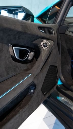 Lamborghini Huracán I, 2024 купе спорт класса в Дубае от DEIZ голубой цвет | AUTO.AE