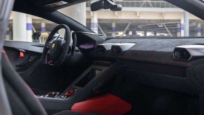 Lamborghini Huracán I, 2022 купе спорт класса в Дубае от AVA car rental золотистый цвет | AUTO.AE