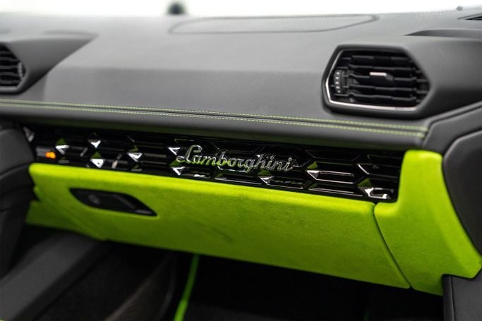 Подержанный Lamborghini Huracán I, 5.2 л, 2024 в Дубае от PUPIL OF FATE MOTORS Зеленый цвет. GCC | AUTO.AE