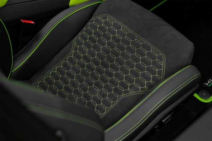 Подержанный Lamborghini Huracán I, 5.2 л, 2024 в Дубае от PUPIL OF FATE MOTORS Зеленый цвет. GCC | AUTO.AE
