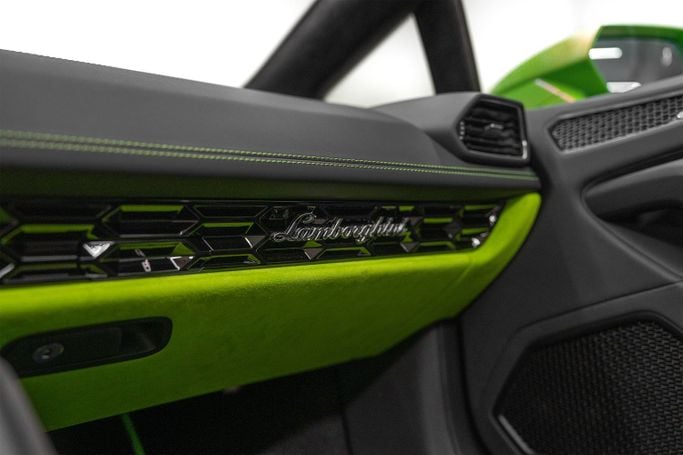Подержанный Lamborghini Huracán I, 5.2 л, 2024 в Дубае от PUPIL OF FATE MOTORS Зеленый цвет. GCC | AUTO.AE