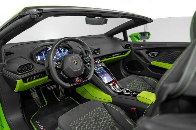 Подержанный Lamborghini Huracán I, 5.2 л, 2024 в Дубае от PUPIL OF FATE MOTORS Зеленый цвет. GCC | AUTO.AE