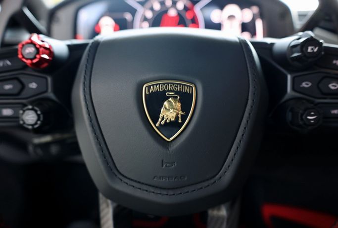 Lamborghini Revuelto, 2025 купе спорт класса в Дубае от POF RENTAL серый цвет | AUTO.AE