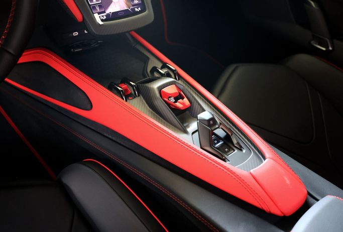 Lamborghini Revuelto, 2025 купе спорт класса в Дубае от POF RENTAL серый цвет | AUTO.AE