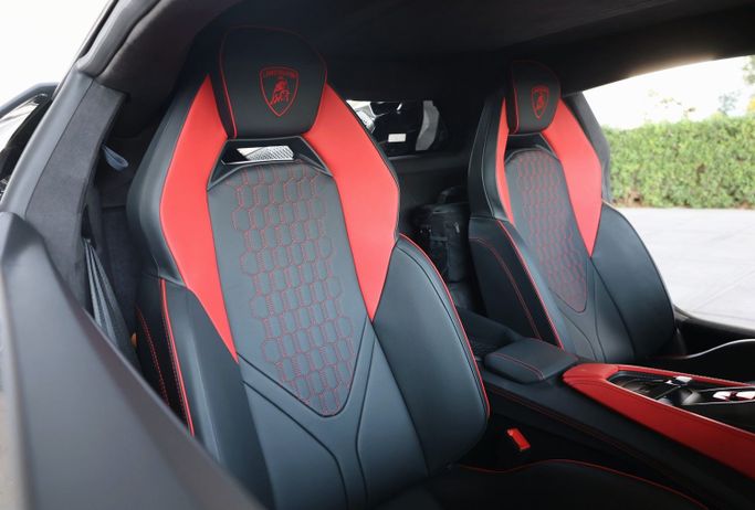 Lamborghini Revuelto, 2025 купе спорт класса в Дубае от POF RENTAL серый цвет | AUTO.AE