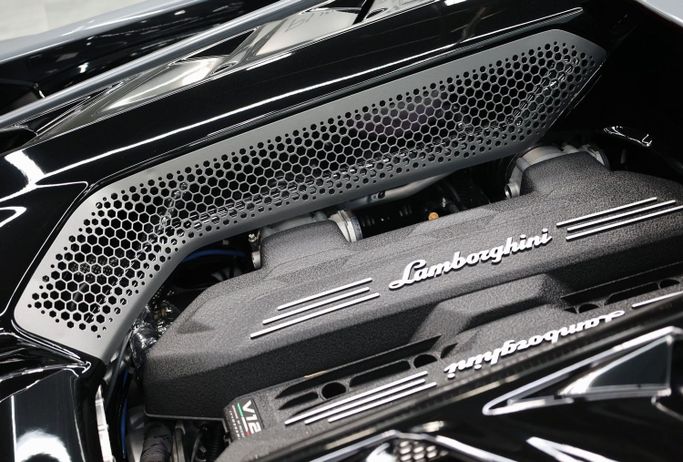Lamborghini Revuelto, 2025 купе спорт класса в Дубае от POF RENTAL серый цвет | AUTO.AE