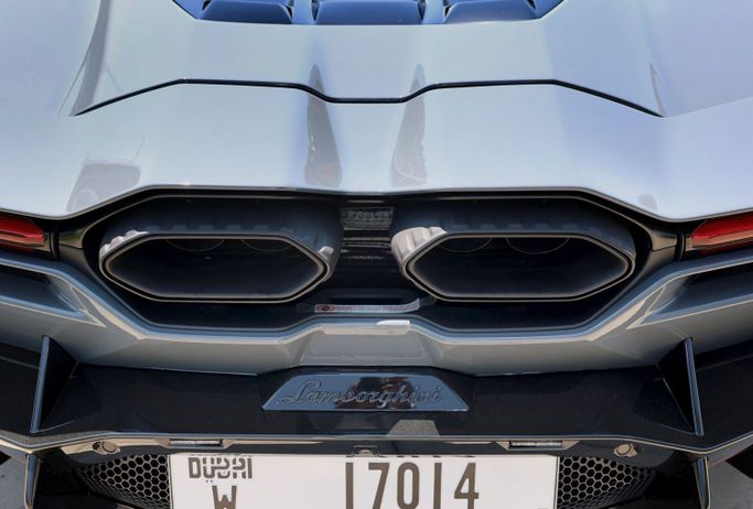 Lamborghini Revuelto, 2025 купе спорт класса в Дубае от POF RENTAL серый цвет | AUTO.AE
