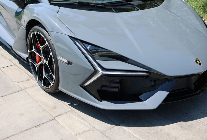 Lamborghini Revuelto, 2025 купе спорт класса в Дубае от POF RENTAL серый цвет | AUTO.AE