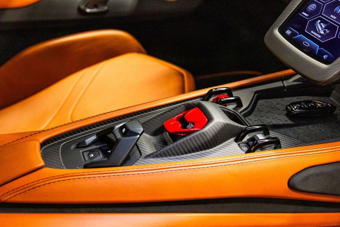 Подержанный Lamborghini Revuelto, 6.5 л, 2024 в Дубае от PUPIL OF FATE MOTORS Зеленый цвет. GCC | AUTO.AE