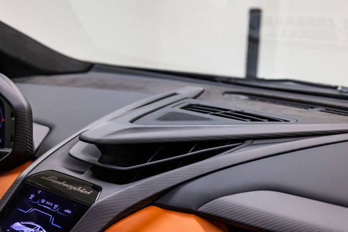 Подержанный Lamborghini Revuelto, 6.5 л, 2024 в Дубае от PUPIL OF FATE MOTORS Зеленый цвет. GCC | AUTO.AE