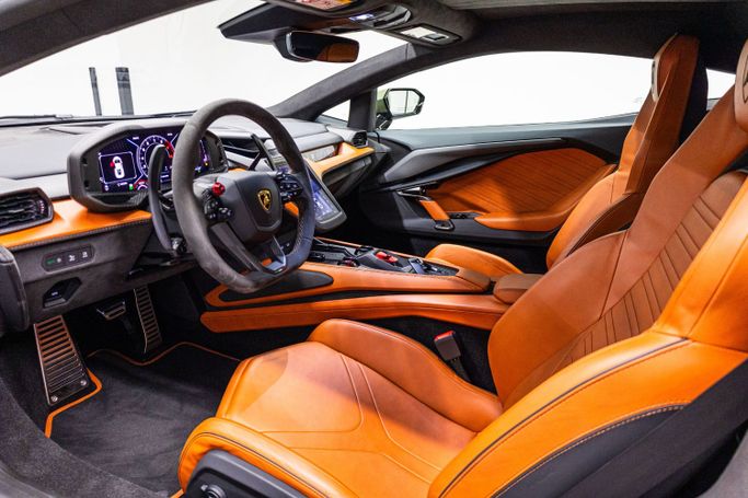 Подержанный Lamborghini Revuelto, 6.5 л, 2024 в Дубае от PUPIL OF FATE MOTORS Зеленый цвет. GCC | AUTO.AE
