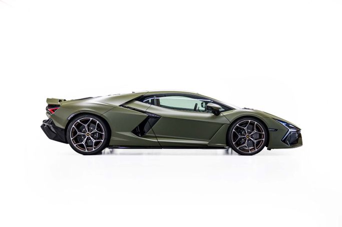 Подержанный Lamborghini Revuelto, 6.5 л, 2024 в Дубае от PUPIL OF FATE MOTORS Зеленый цвет. GCC | AUTO.AE
