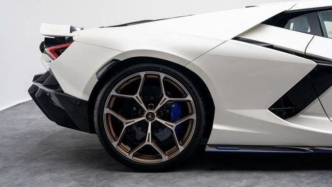 Новый Lamborghini Revuelto, 6.5 л, 2024 в Дубае от Al Ain Class Motors Белый цвет. GCC | AUTO.AE