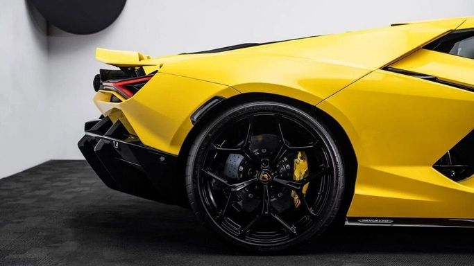 Подержанный Lamborghini Revuelto, 6.5 л, 2024 в Дубае от Al Ain Class Motors Желтый цвет. GCC | AUTO.AE