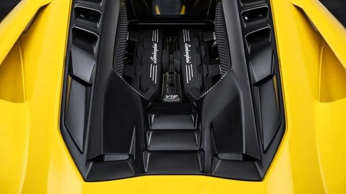 Подержанный Lamborghini Revuelto, 6.5 л, 2024 в Дубае от Al Ain Class Motors Желтый цвет. GCC | AUTO.AE