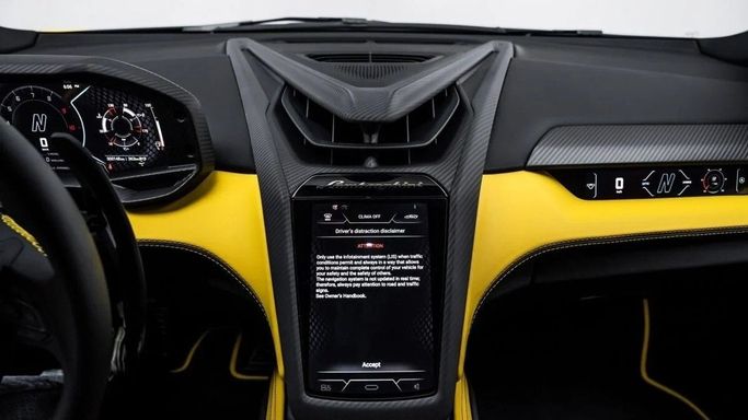 Подержанный Lamborghini Revuelto, 6.5 л, 2024 в Дубае от Al Ain Class Motors Желтый цвет. GCC | AUTO.AE