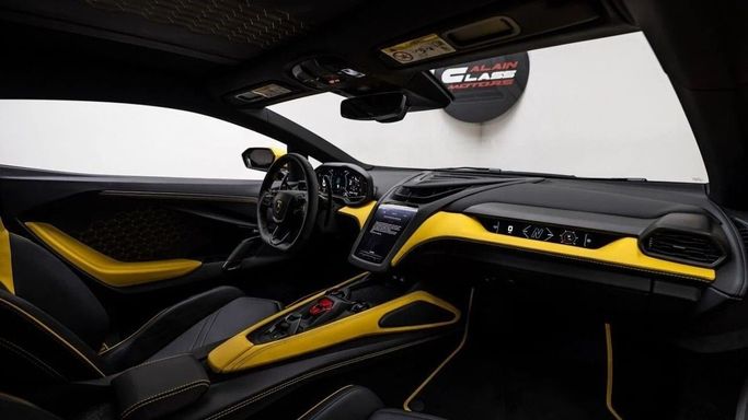 Подержанный Lamborghini Revuelto, 6.5 л, 2024 в Дубае от Al Ain Class Motors Желтый цвет. GCC | AUTO.AE