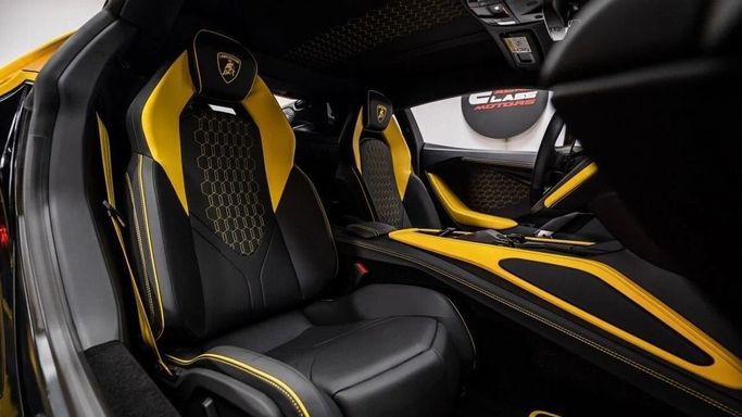 Подержанный Lamborghini Revuelto, 6.5 л, 2024 в Дубае от Al Ain Class Motors Желтый цвет. GCC | AUTO.AE