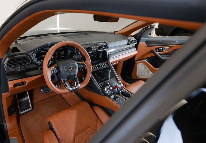 Lamborghini Urus I, 2022 внедорожник 5 дв. спорт класса в Дубае от POF RENTAL черный цвет | AUTO.AE