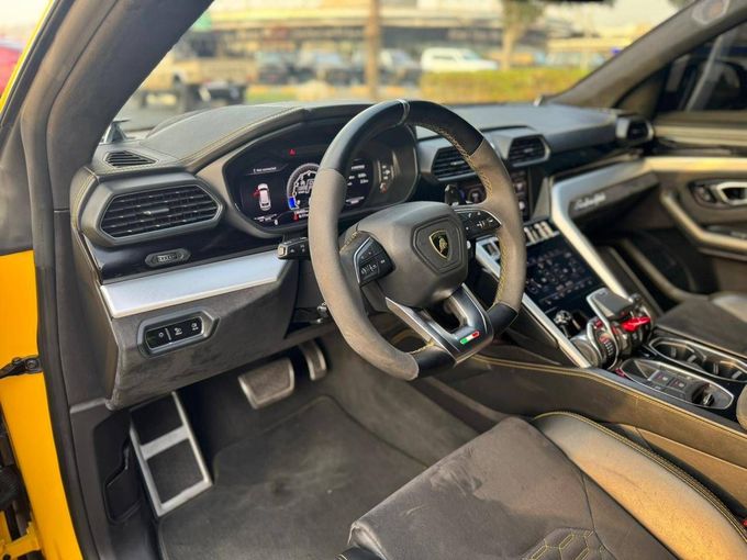 Подержанный Lamborghini Urus I, 4.0 л, 2019 в Дубае от VIP Stars Желтый цвет. Европейская | AUTO.AE