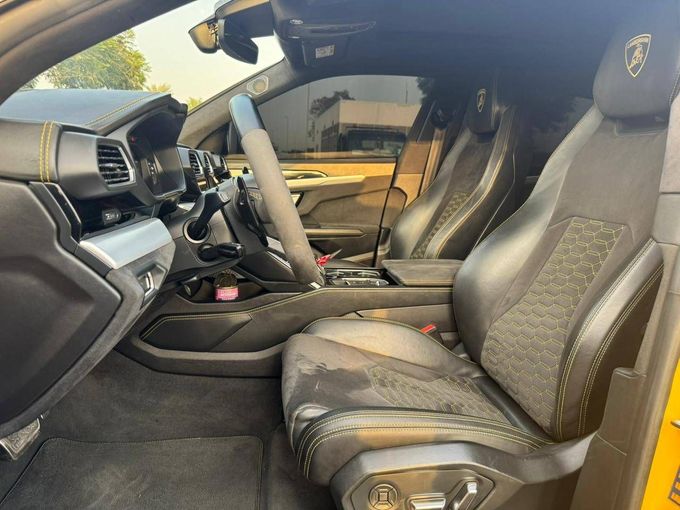 Подержанный Lamborghini Urus I, 4.0 л, 2019 в Дубае от VIP Stars Желтый цвет. Европейская | AUTO.AE