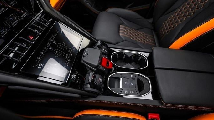 Подержанный Lamborghini Urus S I Рестайлинг, 4.0 л, 2024 в Дубае от Al Ain Class Motors Белый цвет. Европейская | AUTO.AE