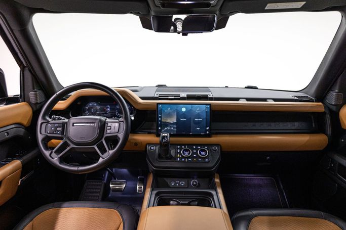 Land Rover Defender 110 ثانياً, 2024 قياسي دفع رباعي 5 أبواب 110 للتأجير في في دبي من POF RENTAL، اللون أسود | AUTO.AE