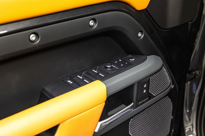 Land Rover Defender 110 ثانياً, 2024 قياسي دفع رباعي 5 أبواب 110 للتأجير في في دبي من POF RENTAL، اللون أسود | AUTO.AE