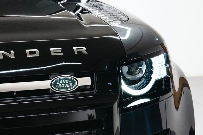 Land Rover Defender 110 ثانياً, 2024 قياسي دفع رباعي 5 أبواب 110 للتأجير في في دبي من POF RENTAL، اللون أسود | AUTO.AE