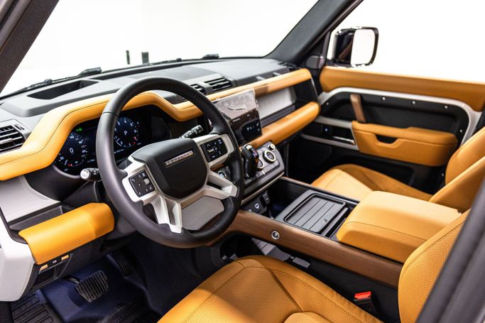Land Rover Defender 110 ثانياً, 2024 قياسي دفع رباعي 5 أبواب 110 للتأجير في في دبي من POF RENTAL، اللون أبيض | AUTO.AE