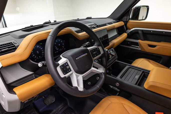 Land Rover Defender 110 ثانياً, 2024 قياسي دفع رباعي 5 أبواب 110 للتأجير في في دبي من POF RENTAL، اللون أبيض | AUTO.AE