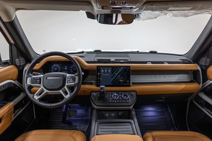 Land Rover Defender 110 ثانياً, 2024 قياسي دفع رباعي 5 أبواب 110 للتأجير في في دبي من POF RENTAL، اللون أبيض | AUTO.AE