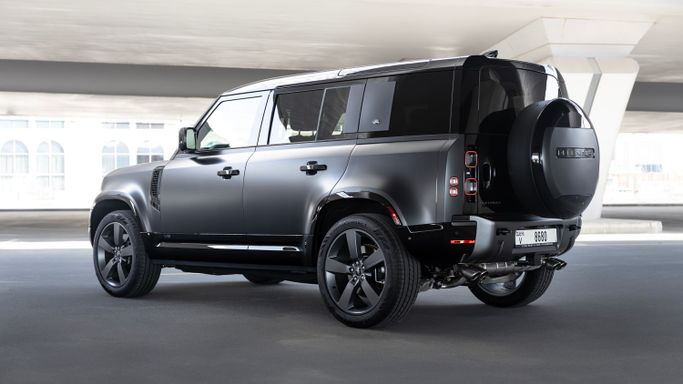 Land Rover Defender 110 II, 2024 внедорожник 5 дв. 110 стандарт класса в Дубае от AVA car rental черный цвет | AUTO.AE