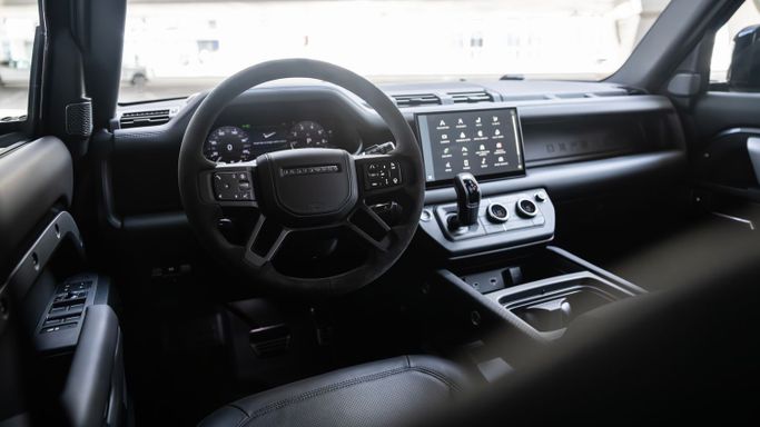 Land Rover Defender 110 II, 2024 внедорожник 5 дв. 110 стандарт класса в Дубае от AVA car rental черный цвет | AUTO.AE