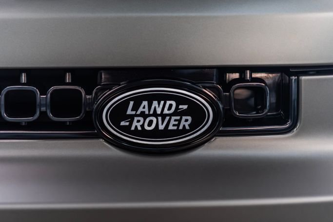 Land Rover Defender Octa II, 2025 внедорожник 5 дв. 110 стандарт класса в Дубае от POF RENTAL черный цвет | AUTO.AE