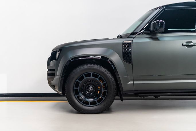 Land Rover Defender Octa II, 2025 внедорожник 5 дв. 110 стандарт класса в Дубае от POF RENTAL черный цвет | AUTO.AE