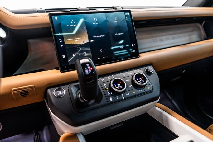 Land Rover Defender 110 II, 2025 внедорожник 5 дв. 110 стандарт класса в Дубае от POF RENTAL зеленый цвет | AUTO.AE