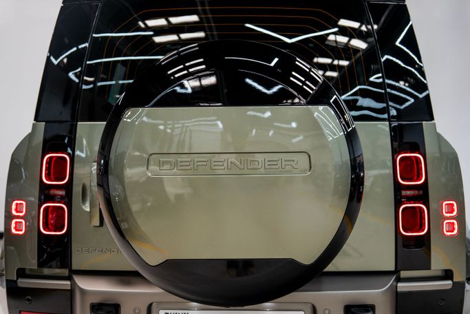 Land Rover Defender 110 II, 2025 внедорожник 5 дв. 110 стандарт класса в Дубае от POF RENTAL зеленый цвет | AUTO.AE