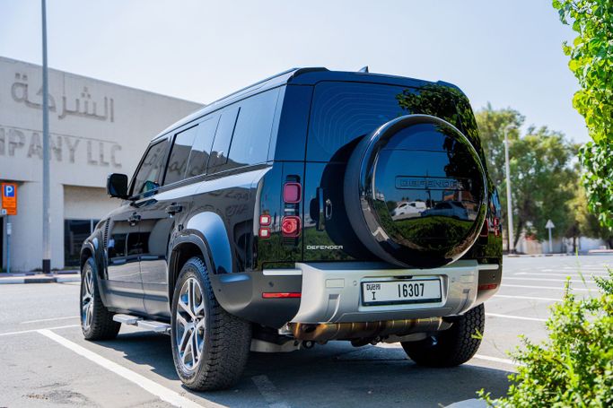Land Rover Defender 110 ثانياً, 2024 قياسي دفع رباعي 5 أبواب 110 للتأجير في في دبي من POF RENTAL، اللون أسود | AUTO.AE