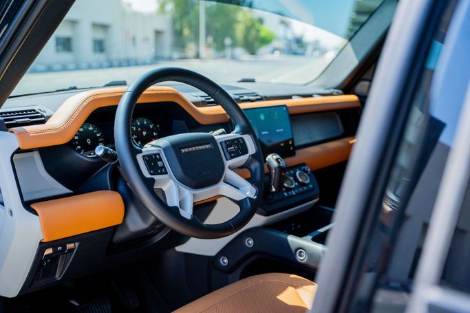 Land Rover Defender 110 ثانياً, 2024 قياسي دفع رباعي 5 أبواب 110 للتأجير في في دبي من POF RENTAL، اللون أسود | AUTO.AE