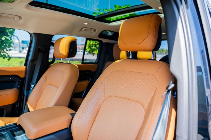 Land Rover Defender 110 ثانياً, 2024 قياسي دفع رباعي 5 أبواب 110 للتأجير في في دبي من POF RENTAL، اللون أسود | AUTO.AE