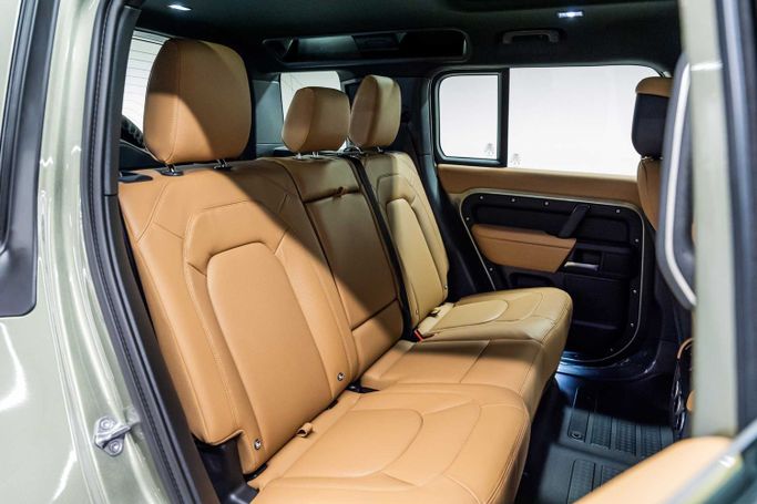 Новый Land Rover Defender 110 II, 5.0 л, 2025 в Дубае от PUPIL OF FATE MOTORS Зеленый цвет. GCC | AUTO.AE