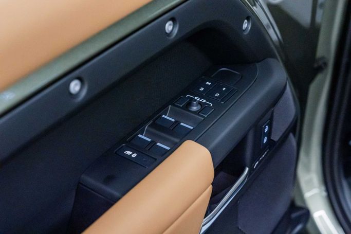 Новый Land Rover Defender 110 II, 5.0 л, 2025 в Дубае от PUPIL OF FATE MOTORS Зеленый цвет. GCC | AUTO.AE