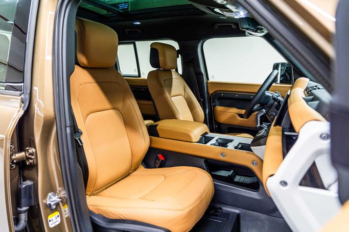 Новый Land Rover Defender 110 II, 5.0 л, 2025 в Дубае от PUPIL OF FATE MOTORS Золотистый цвет. GCC | AUTO.AE