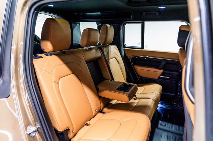 Новый Land Rover Defender 110 II, 5.0 л, 2025 в Дубае от PUPIL OF FATE MOTORS Золотистый цвет. GCC | AUTO.AE